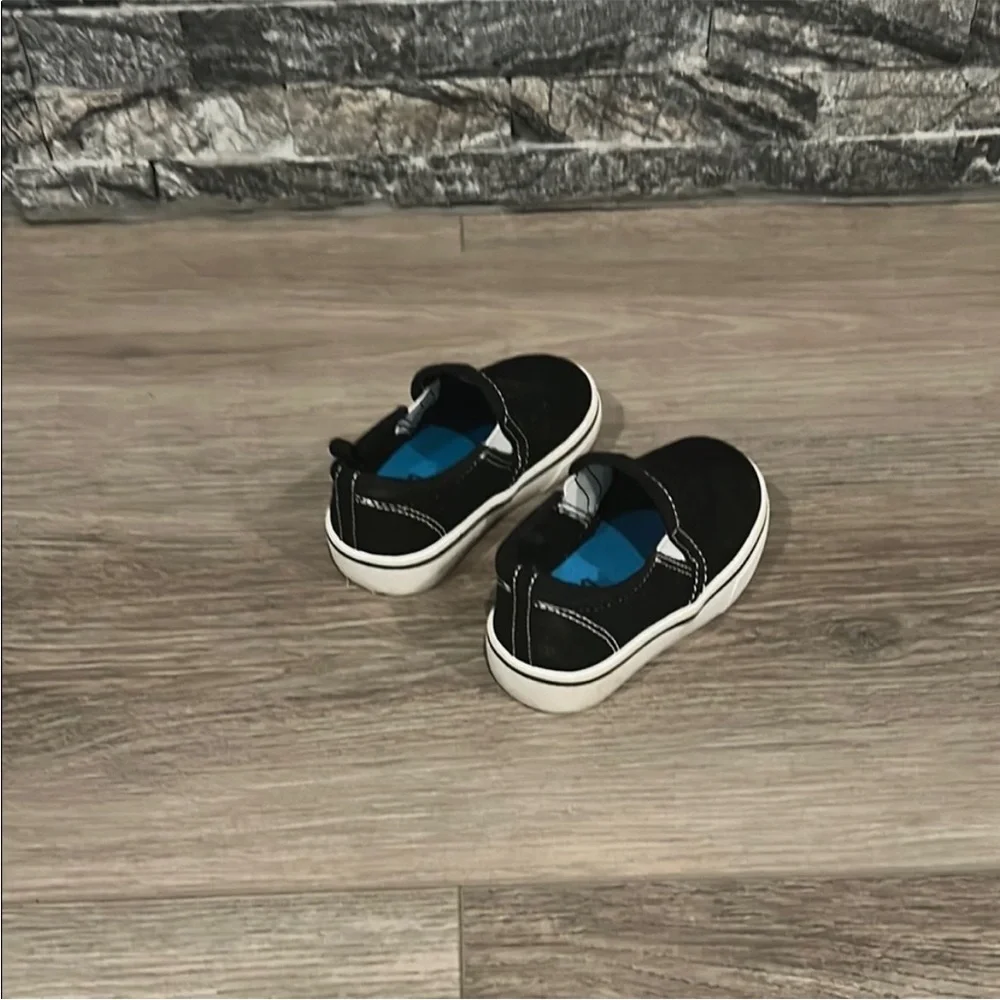 Wonder Nation Black and White Slip-On Sneakers Size 5‎